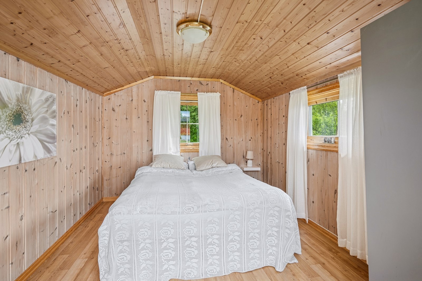 Innredet lekestue med plass til dobbeltseng. Galleribilde