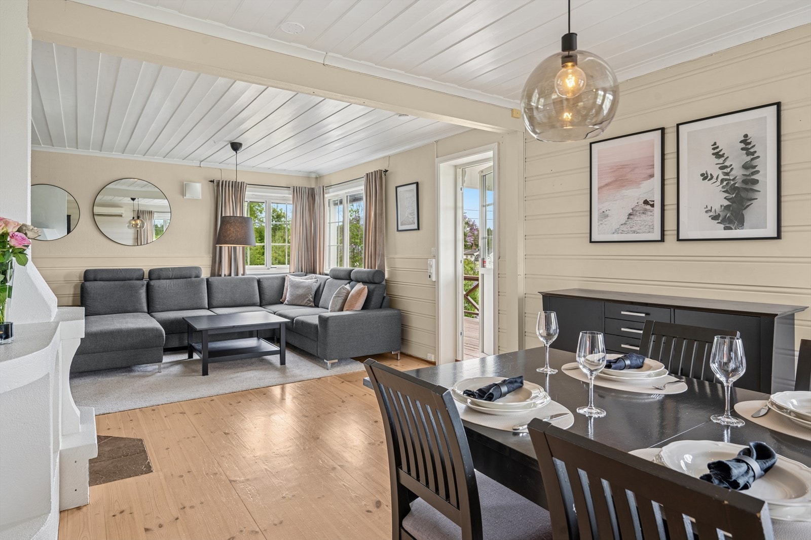 Stuens gode størrelse gir deg flere alternativer mtp møblering. Galleribilde