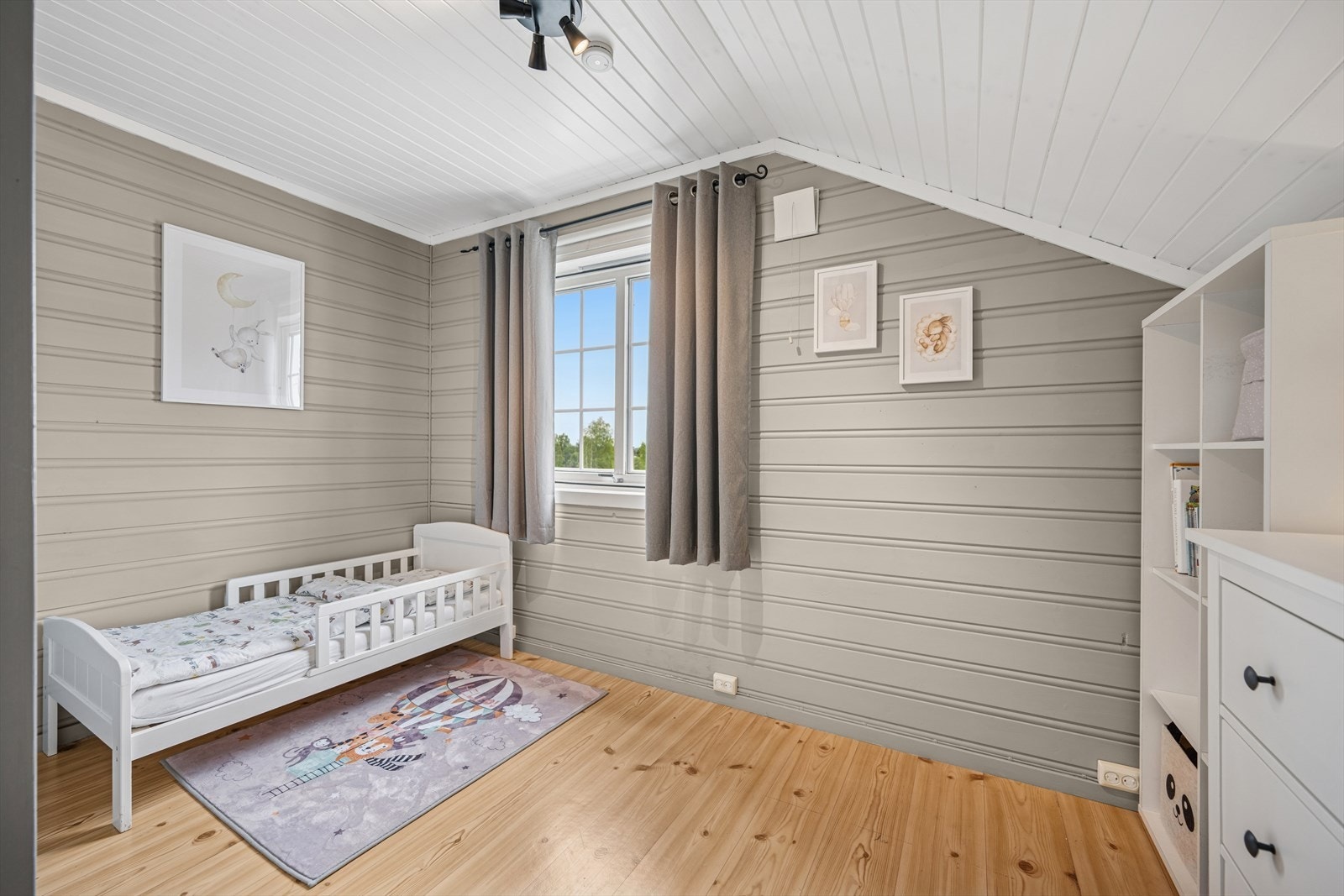 Soverom for den aller minste med god plass for lek og moro. Galleribilde