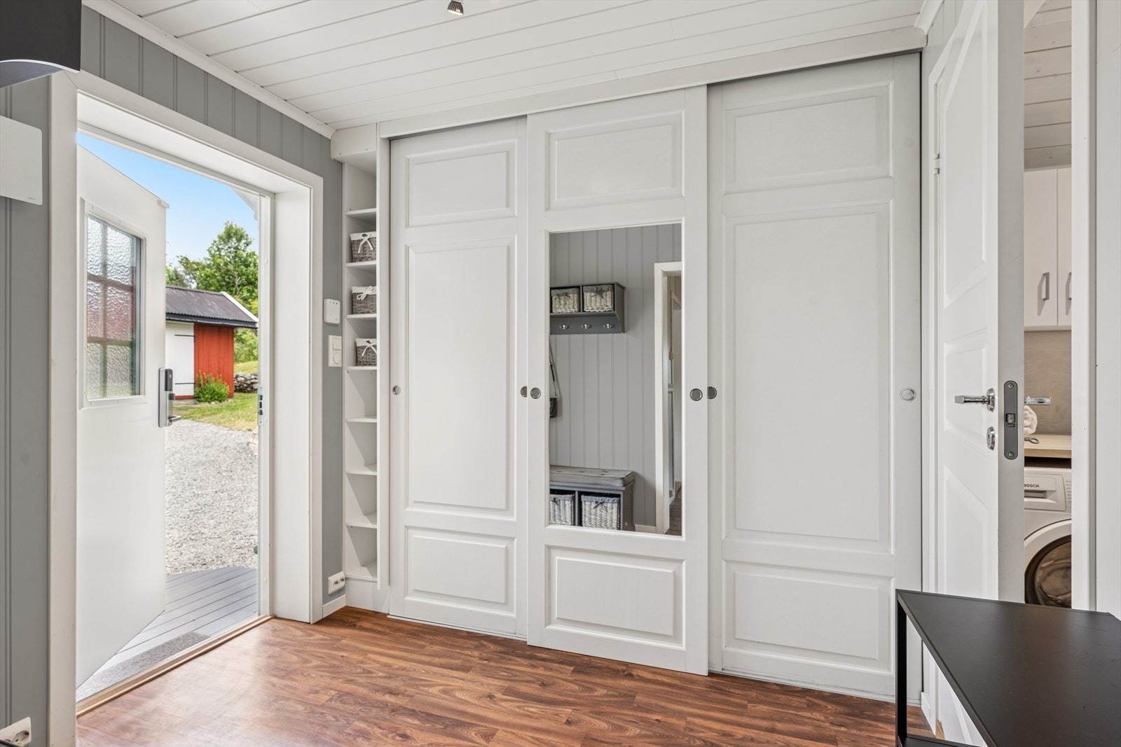 Innbydende, lys og romslig entrè med speil-/skyvedørsgarderobe. Galleribilde