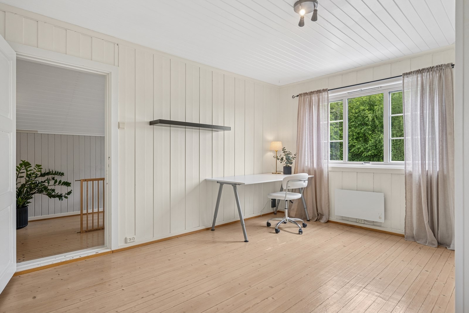 Lyst og fint rom som kan innredes etter eget ønske som soverom eller kontor Galleribilde