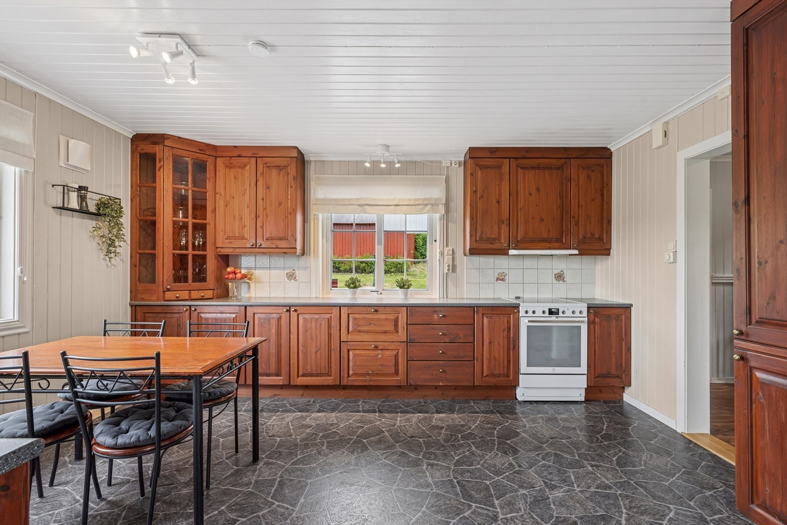 Kjøkken med rikelig skap- og benkeplass. Galleribilde