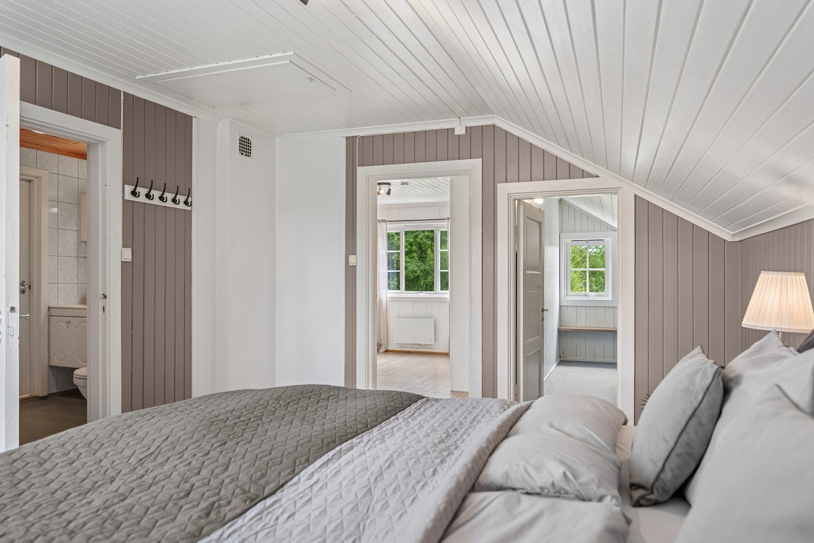 Fra soverommet med inngang til bad, walk-in og stue. Galleribilde