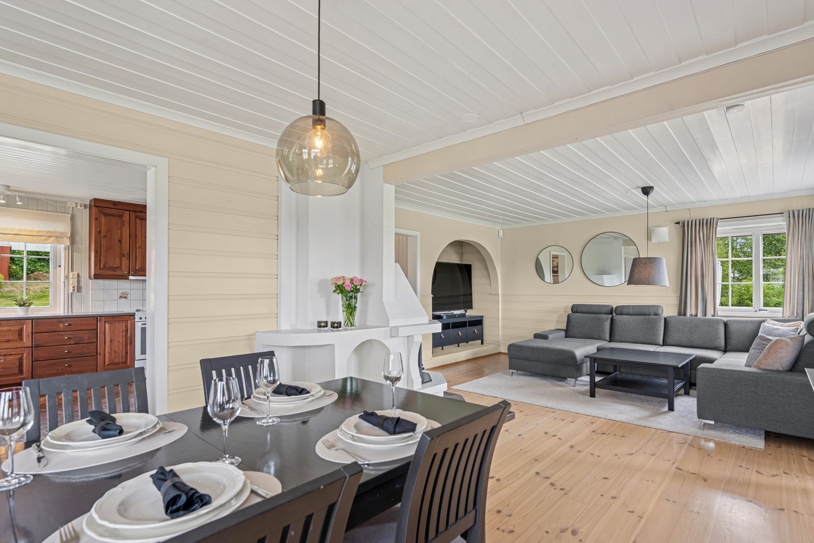 Her er plass til både sofagruppe og spisegruppe som du kan dekke på og invitere inn til sosiale sammenkomster og hyggelige måltider. Galleribilde