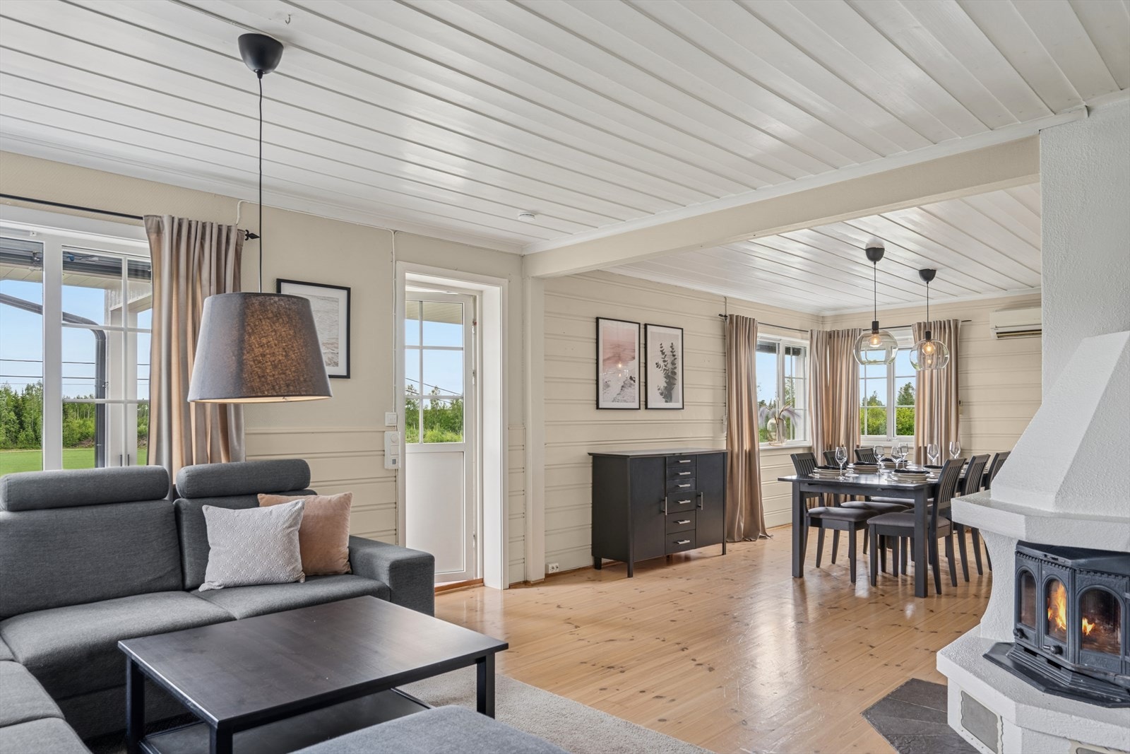 Herlig og romslig stue med store vindusflater som slipper inn mye naturlig lys. Galleribilde