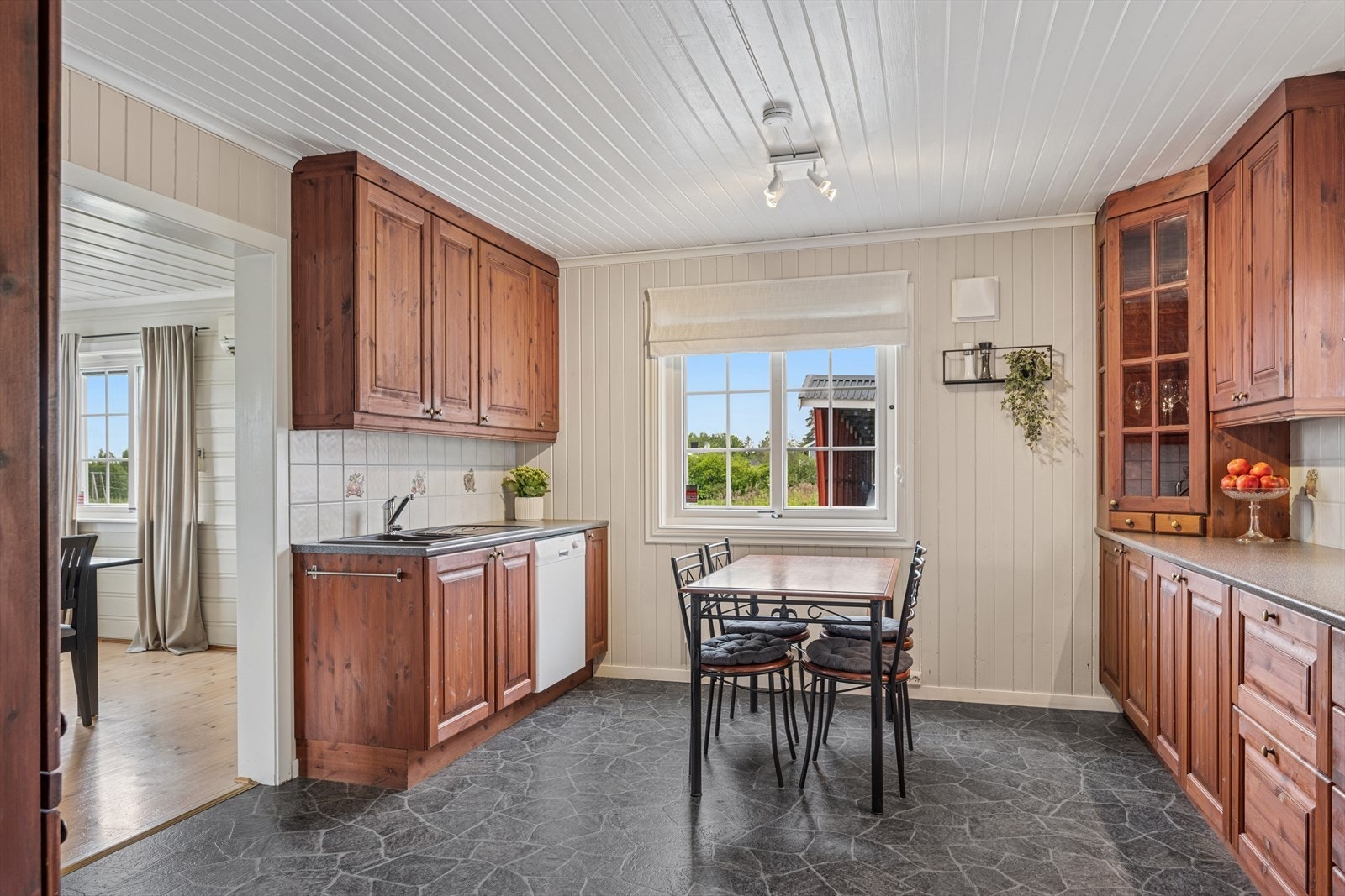 Hjemmekoselig atmosfære. Koselig spiseplass hvor man kan starte dagen med en god frokost. Galleribilde