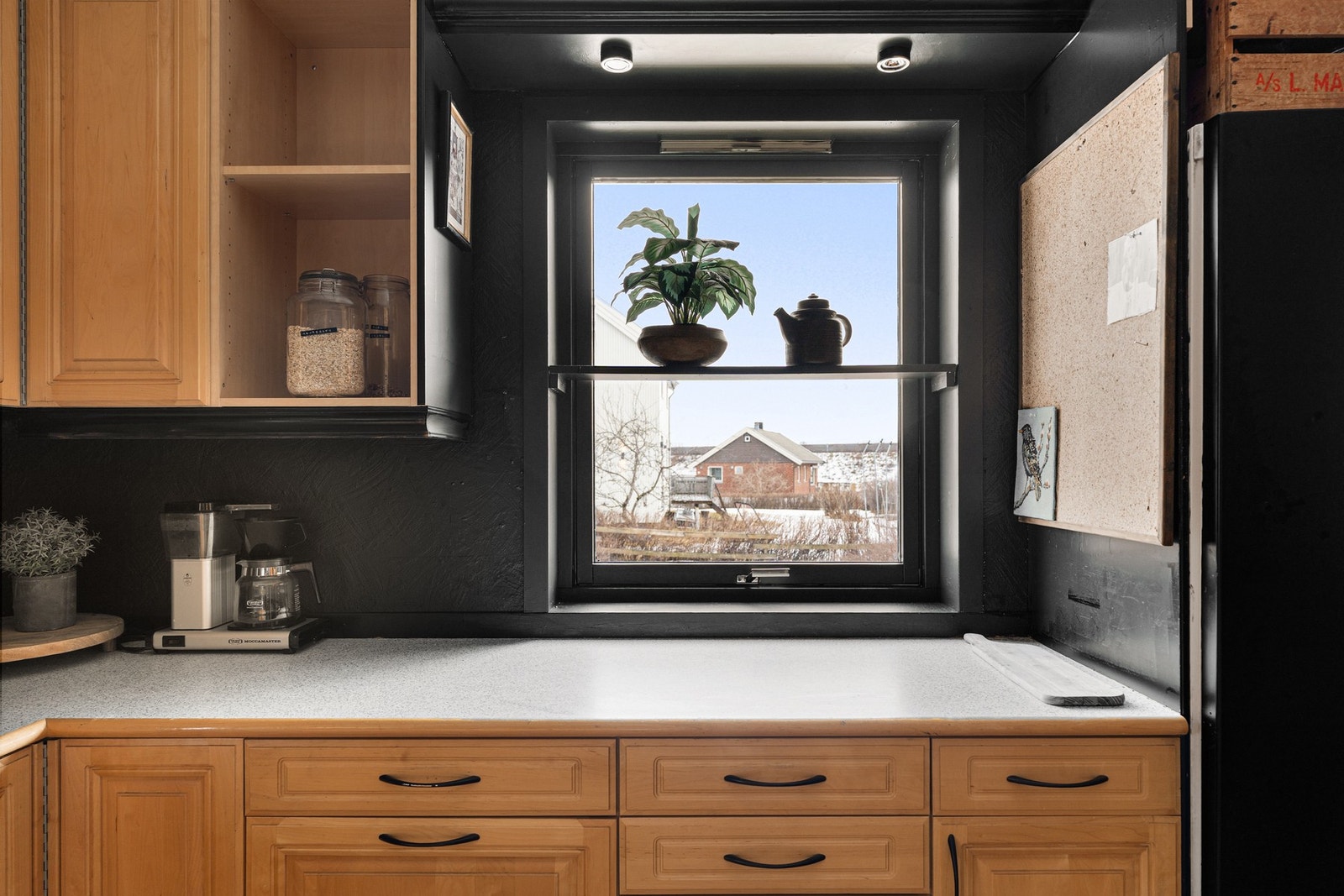 Utsikt mot hagen på framsiden av huset fra kjøkkenvinduet. Galleribilde