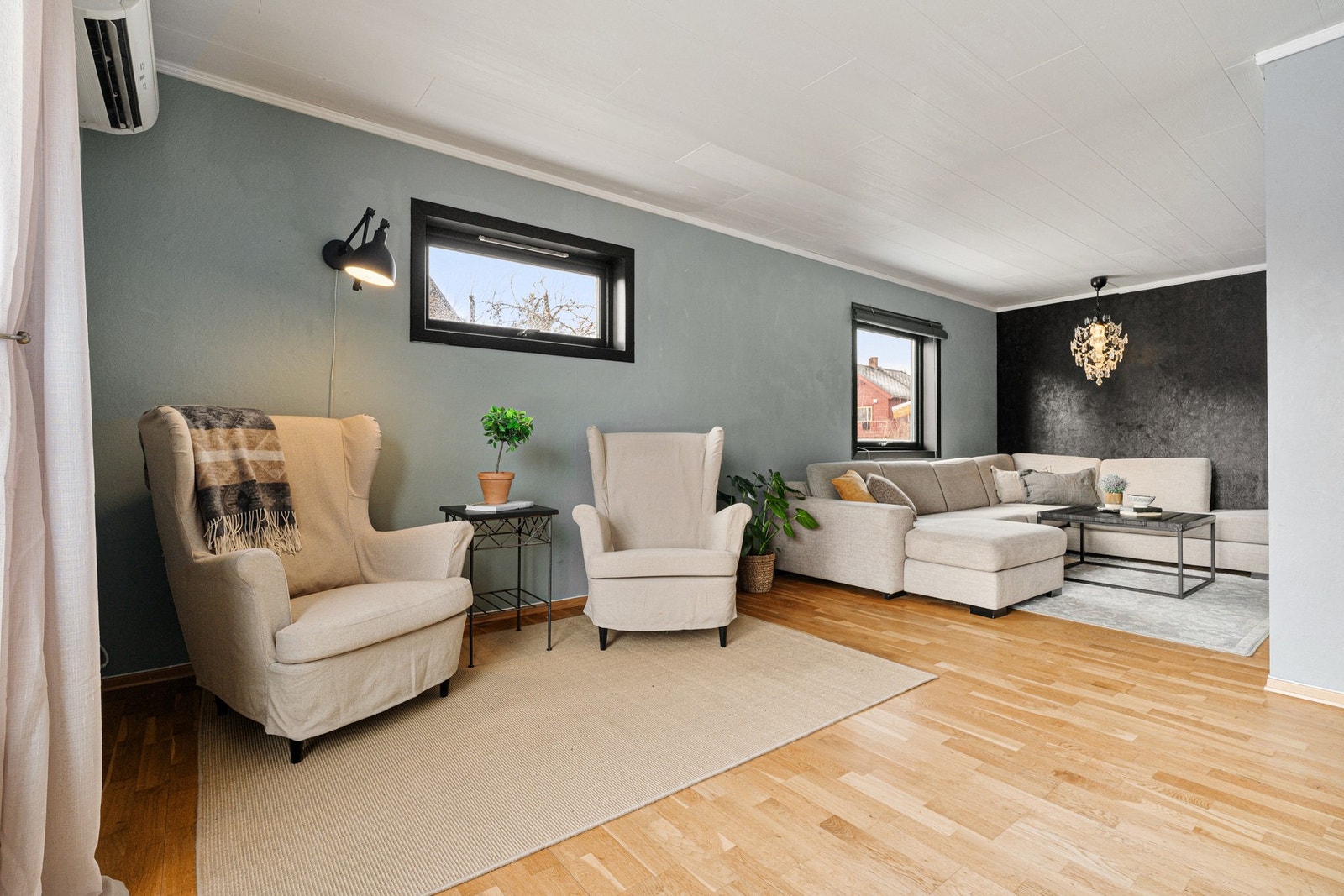 Oppholdsrommet får rikelig naturlig lys fra de store vindusflatene. Galleribilde