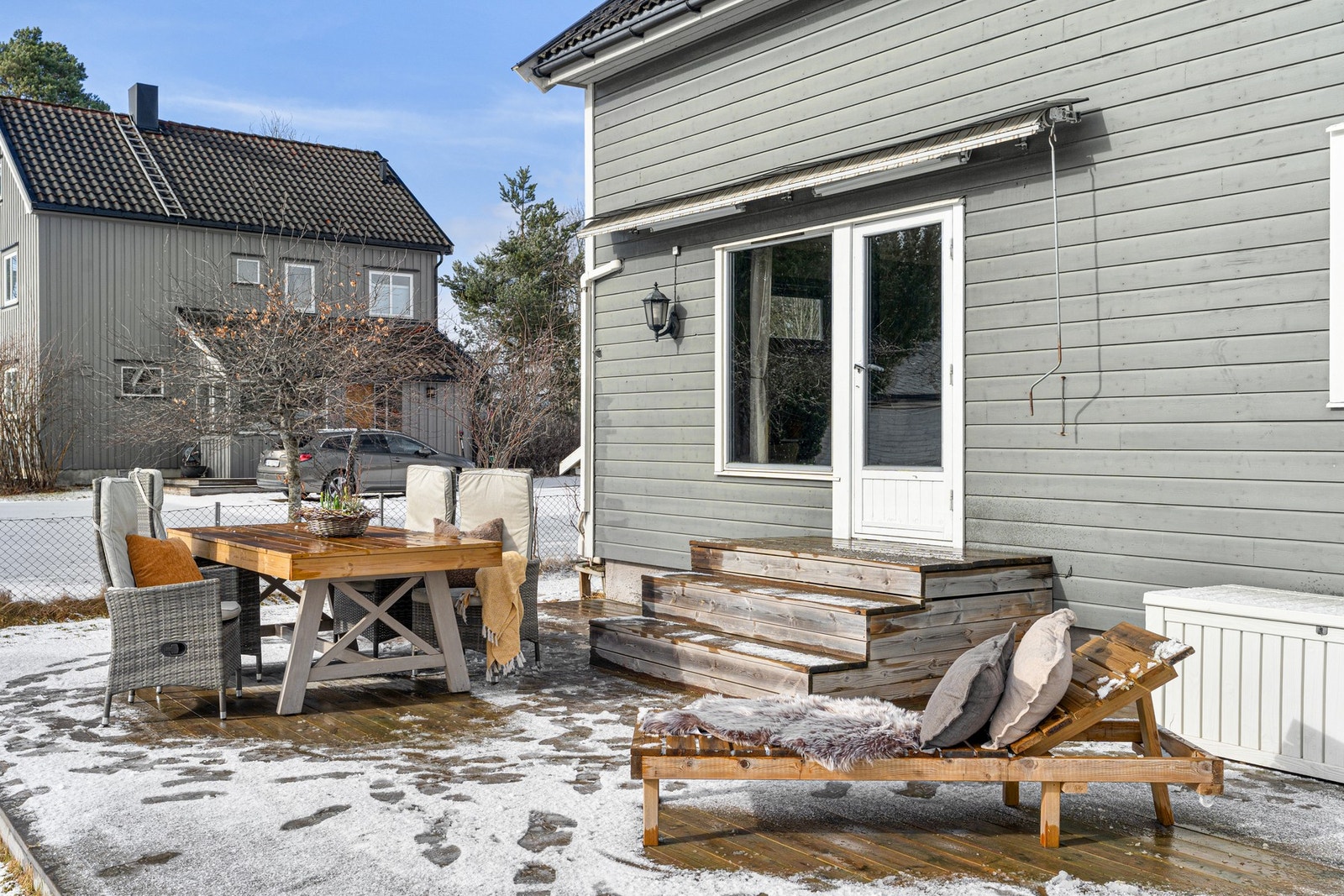 Det er montert markise over deler av terrassen. Galleribilde