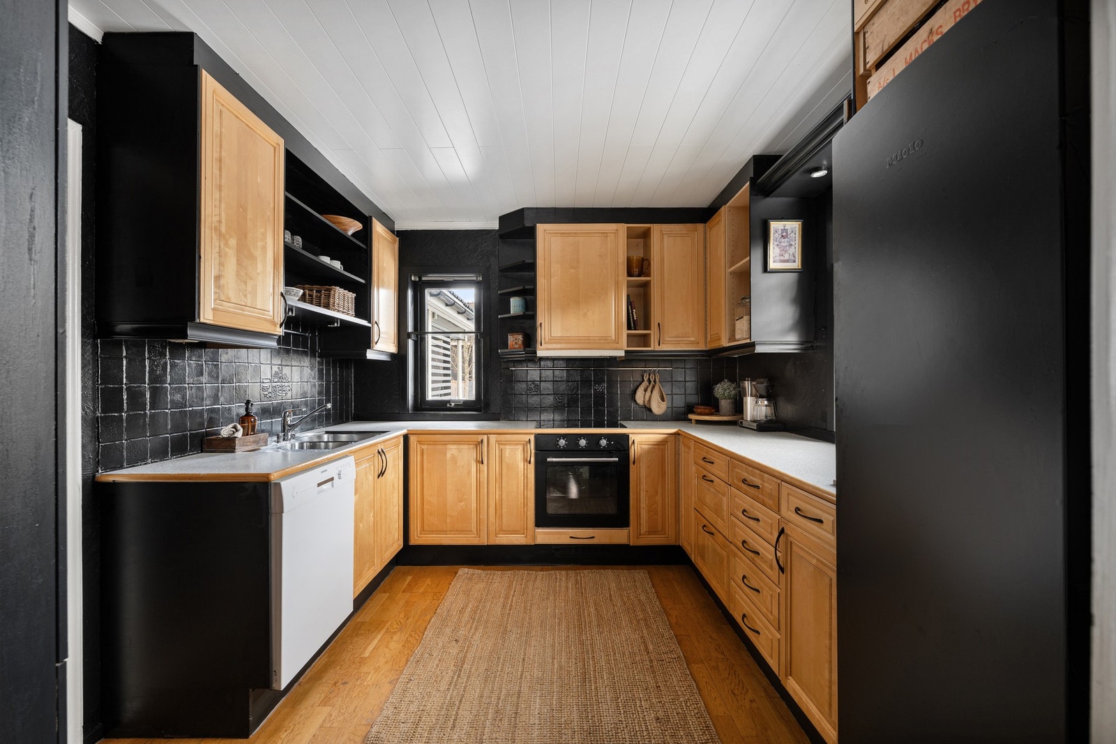 Romslig kjøkken på 10 kvm, med svært god og effektiv utnyttelse av plassen. Galleribilde