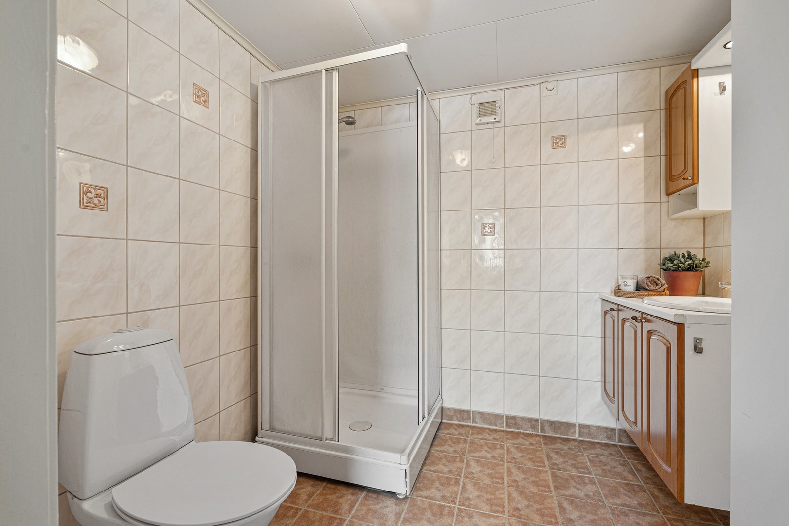 Flislagt bad med behagelig gulvvarme. Galleribilde