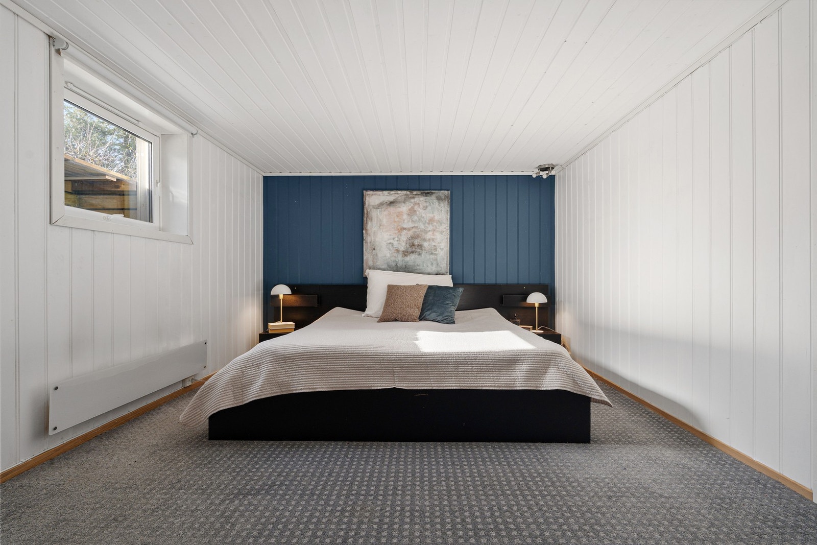 Kjelleretasjen er innredet med et soverom og gode oppbevaringsmuligheter. Galleribilde