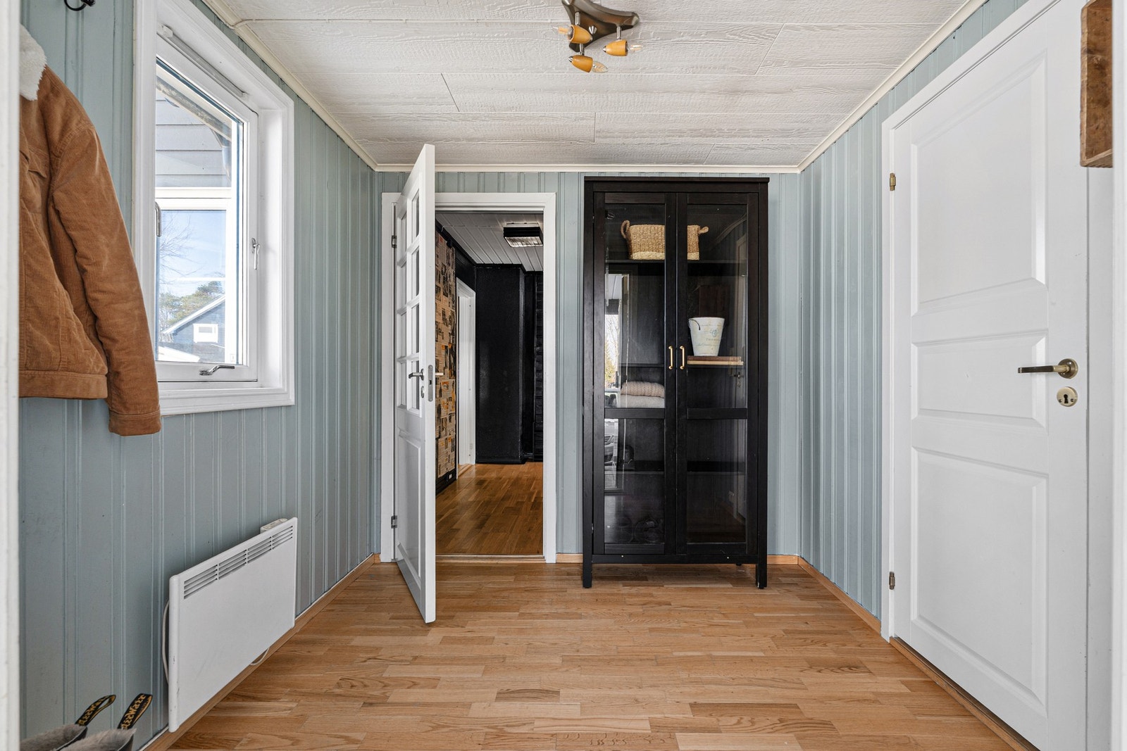 Innbydende entré med god plass til å innrede med ønsket garderobeløsning. Galleribilde