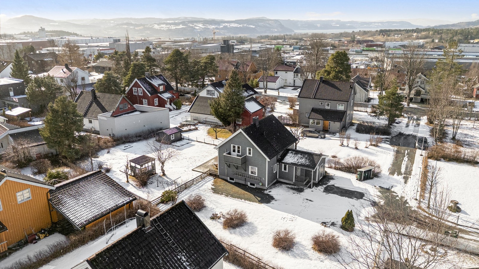 Svært barnevennlig beliggenhet i en blindvei, helt uten gjennomgangstrafikk. Galleribilde