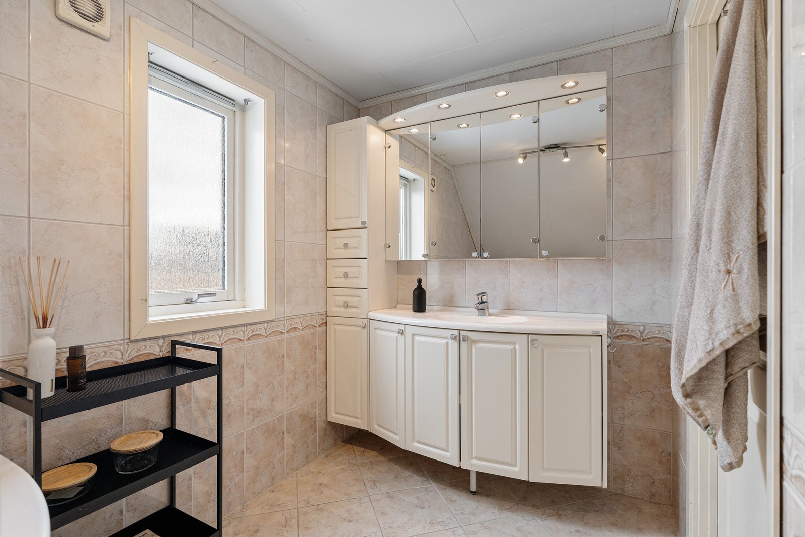 Romslig servantløsning med gode oppbevaringsmuligheter. Galleribilde