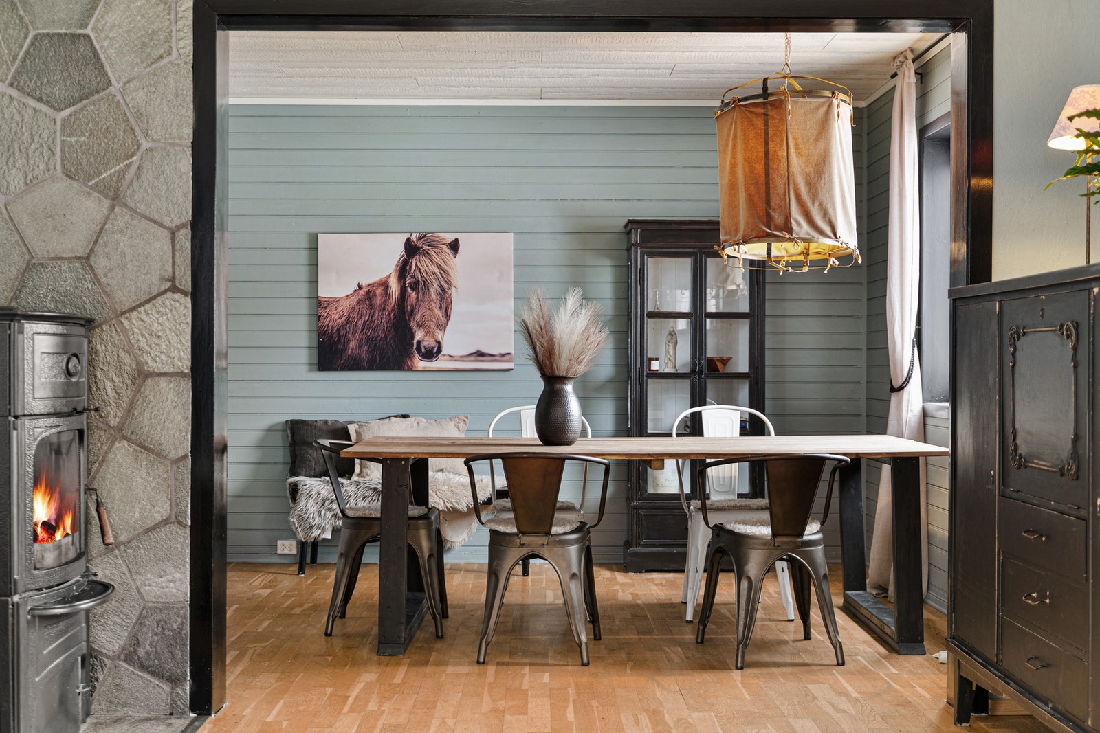 Mellom stue og kjøkken finner spisebordet sin naturlige plassering, perfekt for sosiale sammenkomster med venner og familie. Galleribilde