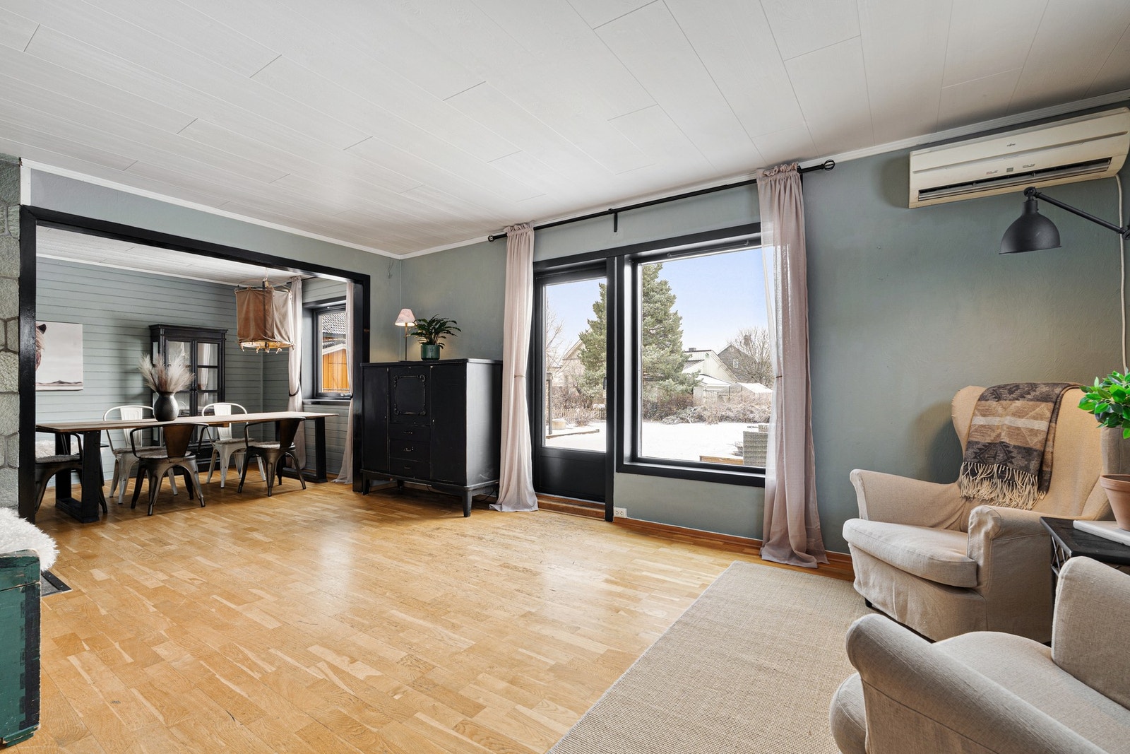 Fra stuen er det utgang til en sørvendt terrasse og hage. Galleribilde