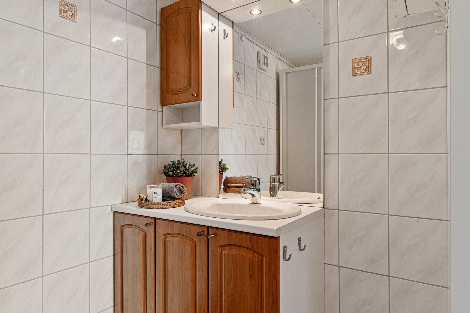 Utstyrt med servant i skap, dusjkabinett og toalett. Galleribilde