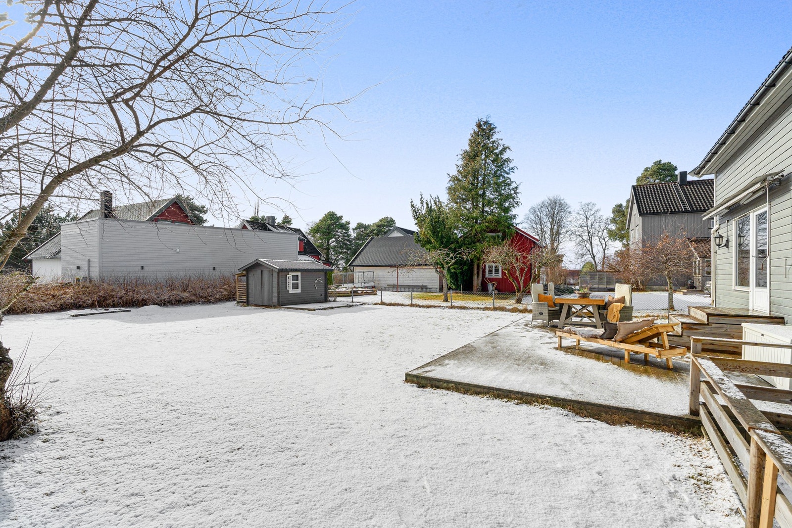 Terrassen strekker seg over 40 kvm og byr på svært gode muligheter for ønsket sittegruppe. Galleribilde