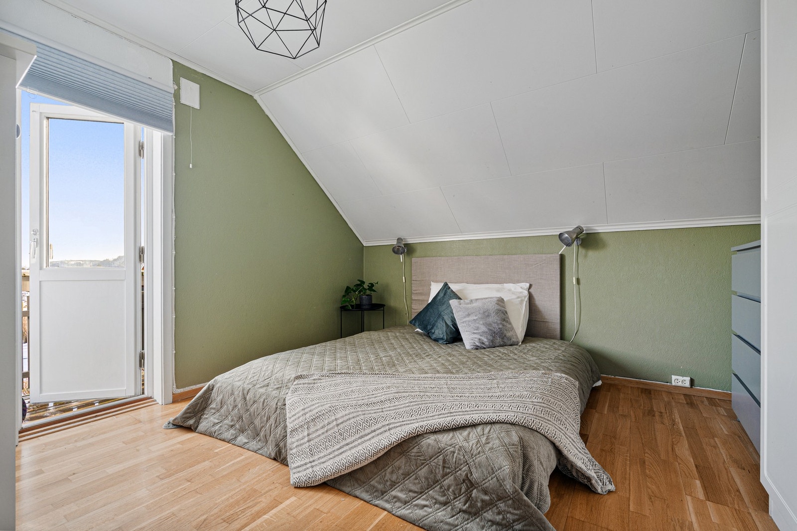 Soverom 3 på 11,4 kvm med utgang til egen luftebalkong. Galleribilde