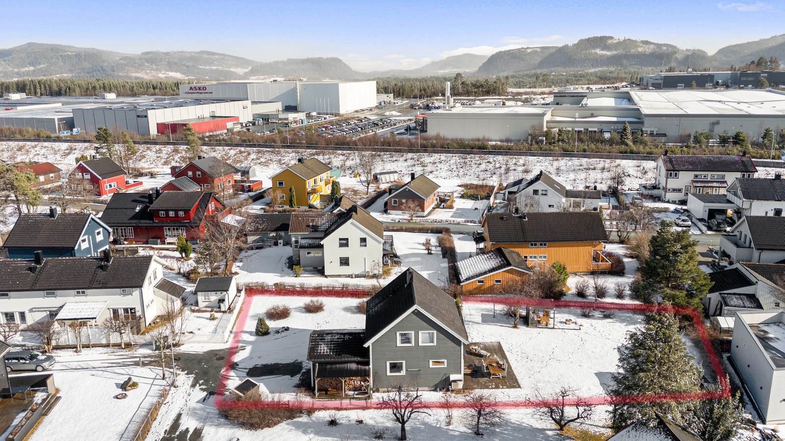 Eneboligen ligger på en stor og flat tomt på 1 mål, noe som gir svært gode muligheter for videre utnyttelse. Galleribilde