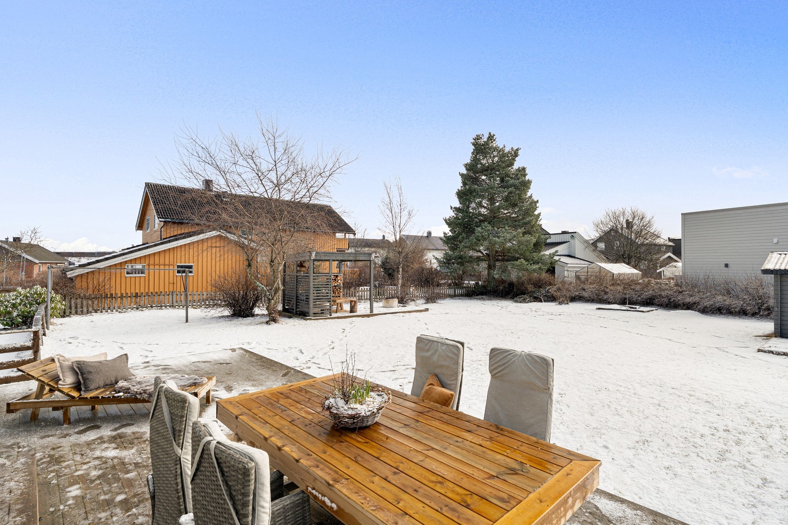 Videre byr hagen på en praktisk redskapsbod samt et skjul med plass til nok en sittegruppe. Galleribilde