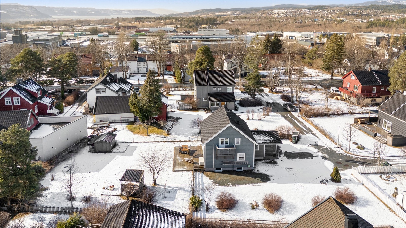 Det er veldig gode muligheter for parkering på egen tomt, med delvis asfaltert og gruslagt gårdsplass. Galleribilde