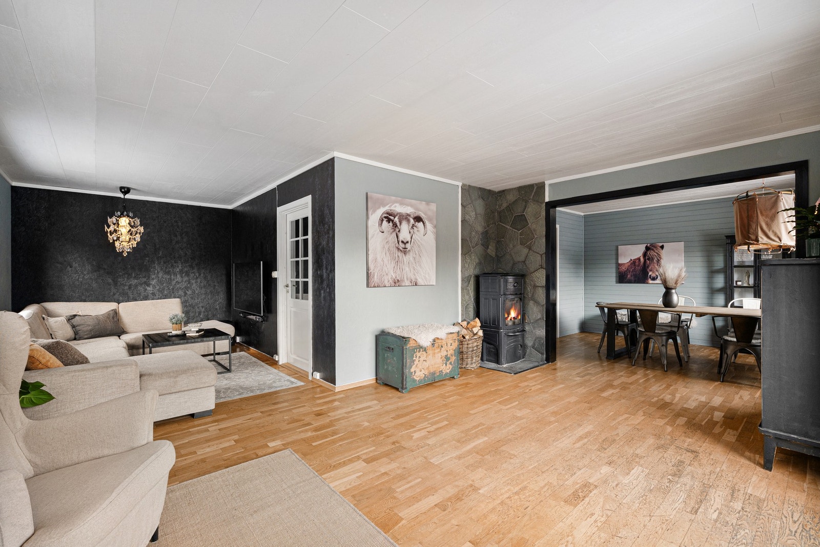 Stuen er adskilt fra kjøkkenet og har et areal på ca. 38 kvm. Galleribilde