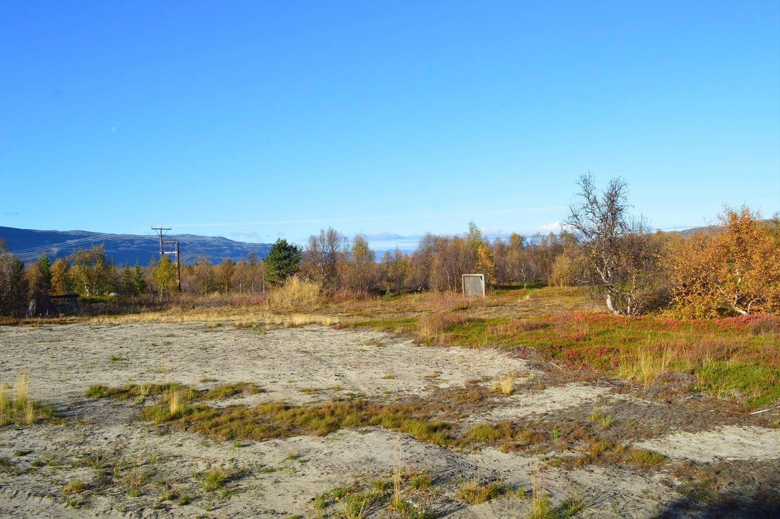 Solrik tomt med vakker natur, perfekt for å bygge drømmehjemmet. Rolig beliggenhet med fantastisk utsikt til fjell og skog. Galleribilde