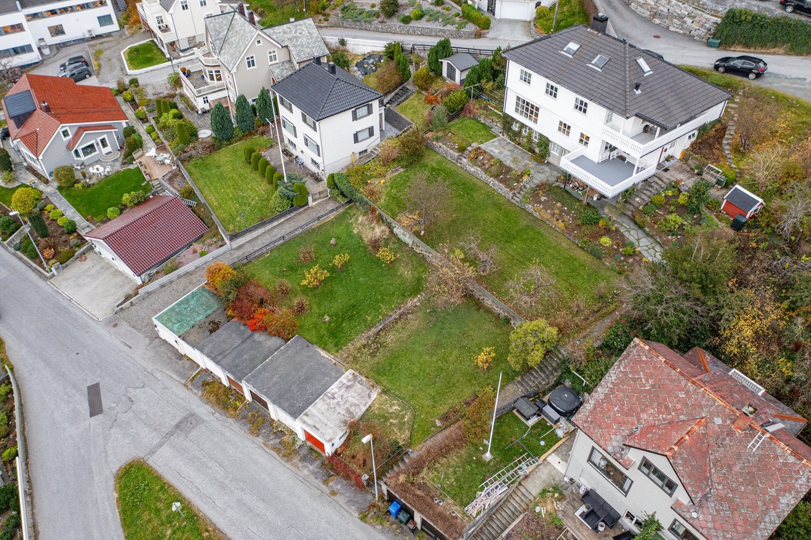 Boligtomt regulert til konsentrert småhusbebyggelse beliggende i attraktivt område sentralt i Ulsteinvik Galleribilde