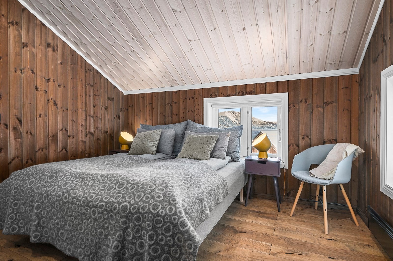 Opprinnlig godkjent loftstue er i dag innredet som soverom Galleribilde