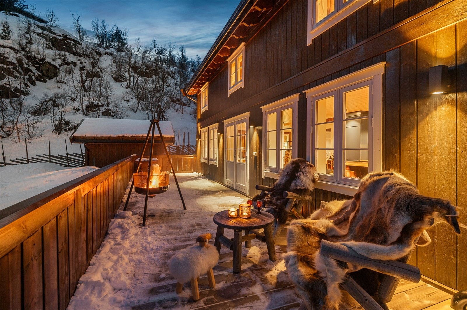 Stor terrasse på hele 52m². Her kan du glede deg til solrike dager ved hytteveggen, eller ta turen ut i vakker natur til fots, sykkel eller ski Galleribilde