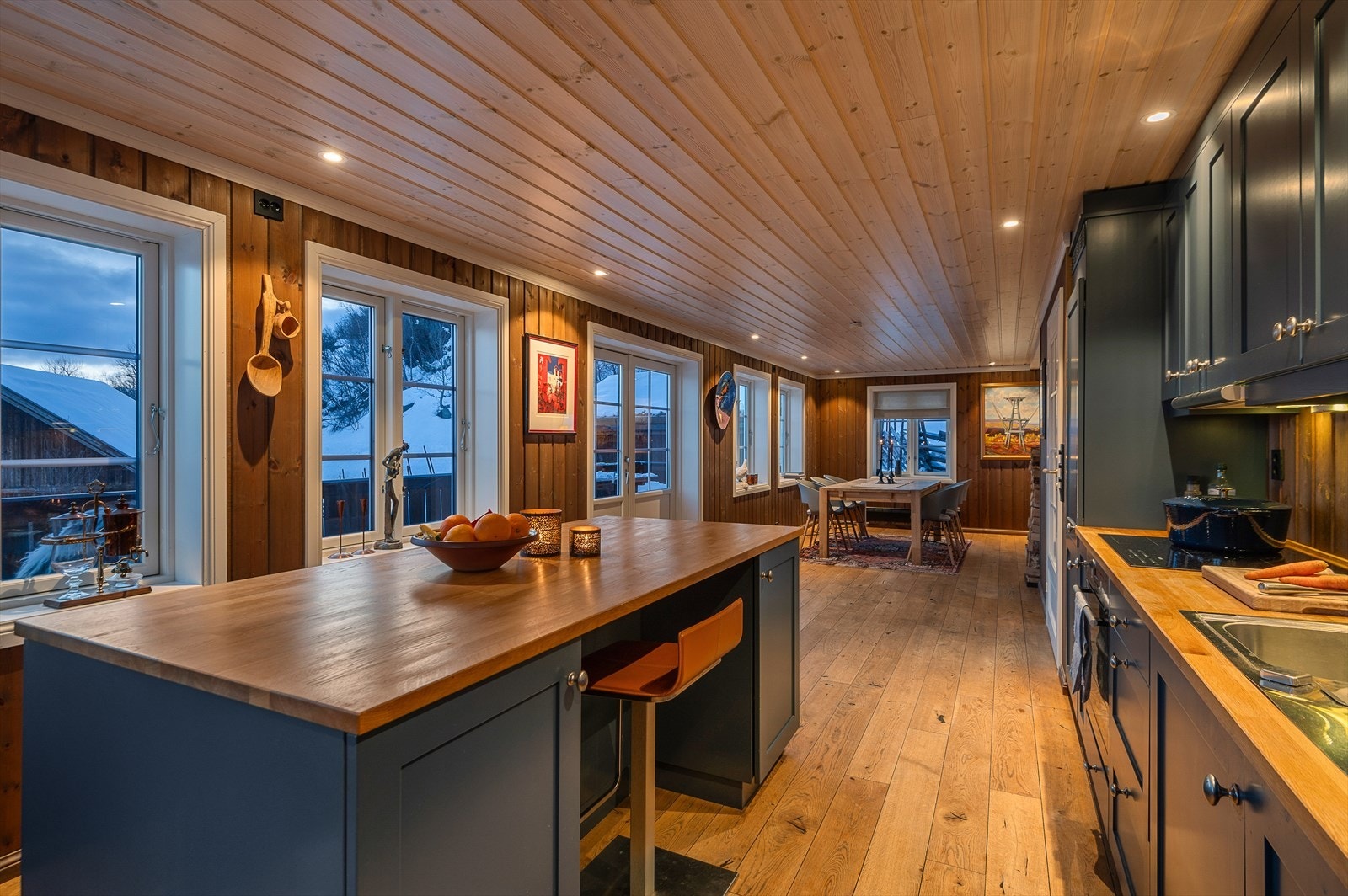 I hytta er det åpen løsning mellom stue og kjøkken på romslige 42m². Dette kombinert med store vindusflater gjør oppholdsrommet lyst og trivelig Galleribilde