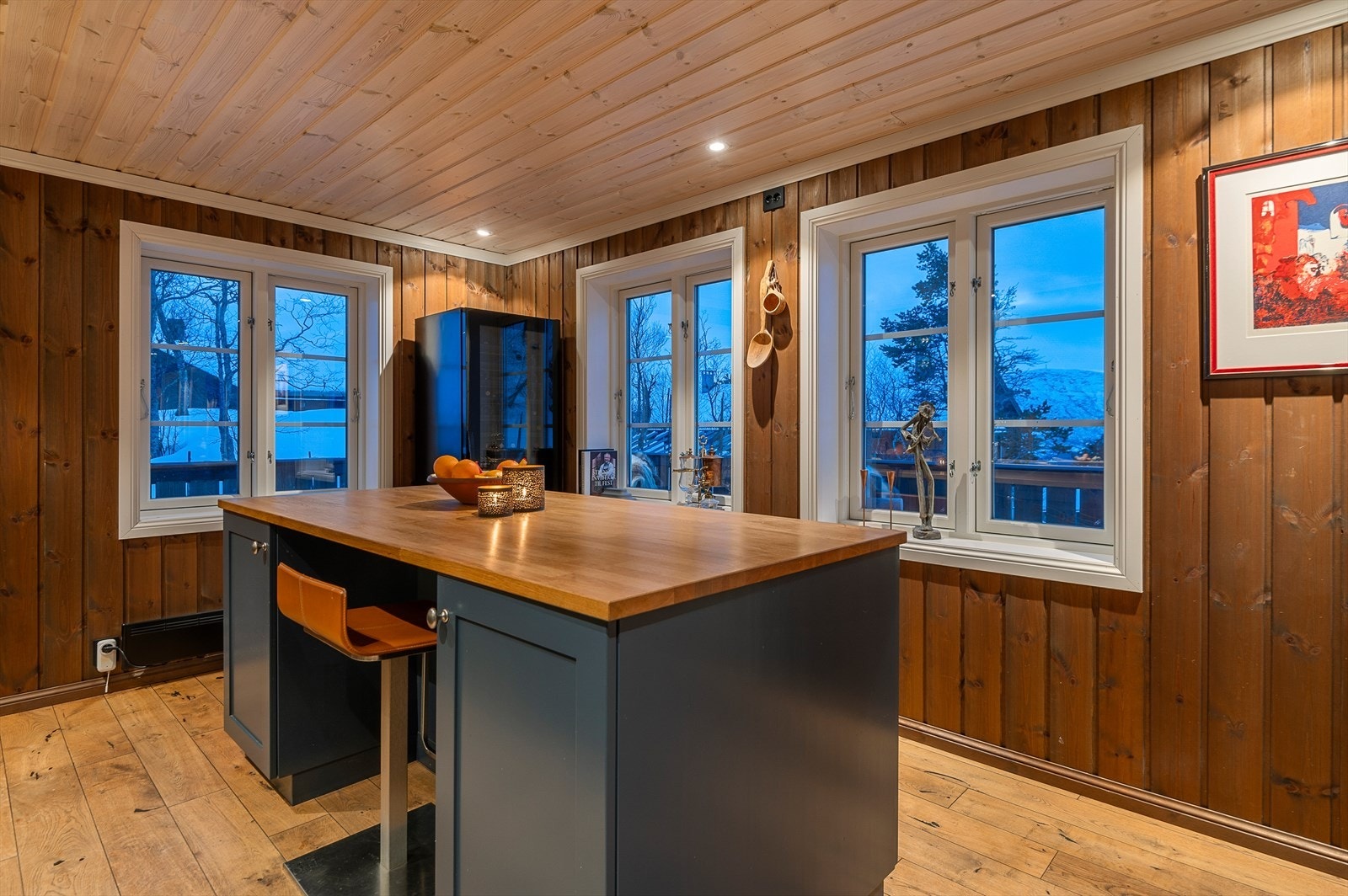 Hytta er godt belyst med downlights i himling som er dimbare Galleribilde