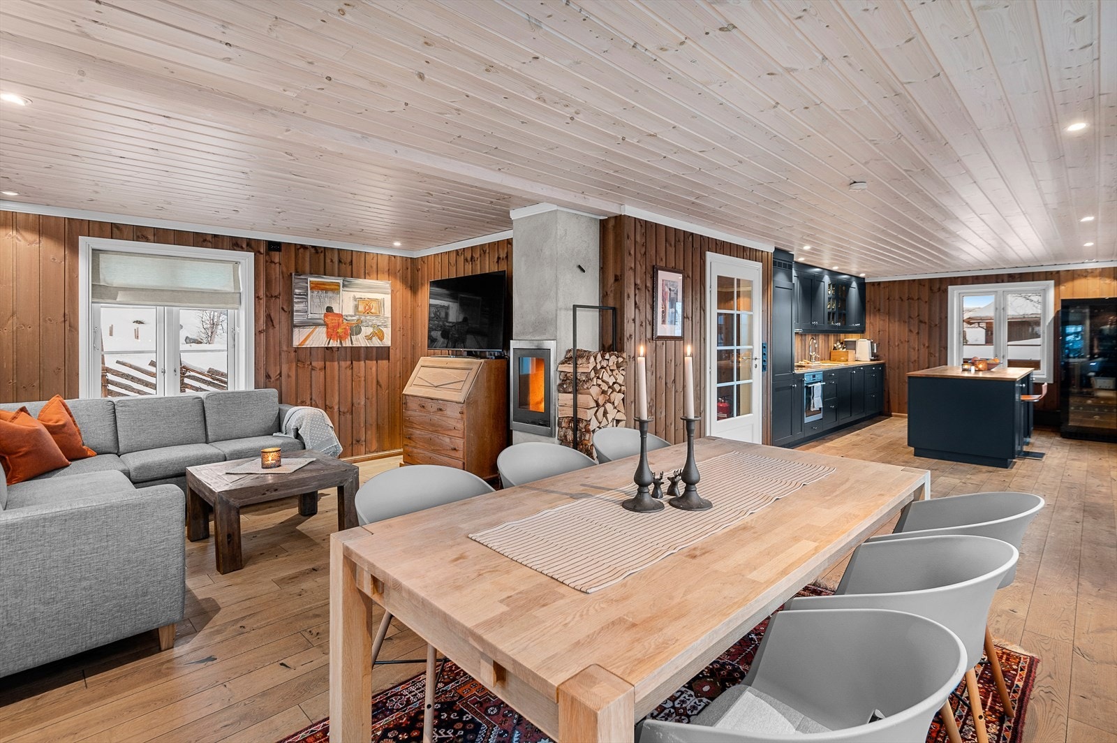 Parkett på gulv kombinert med brunbeiset panel på vegger gir et lunt og koselig hyttepreg Galleribilde