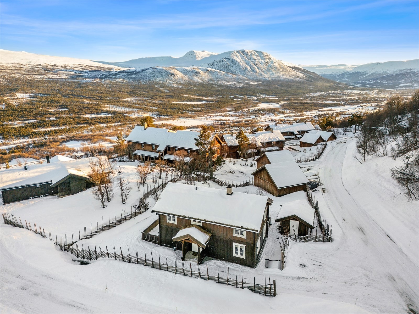 Oppdal er like vakker året rundt. Skli ned til Stølen skianlegg, spenn på deg langrennskiene, ta på deg turskoene eller hiv deg på sykkelen og ta turen til nydelig terrengpark i Kåsen Galleribilde
