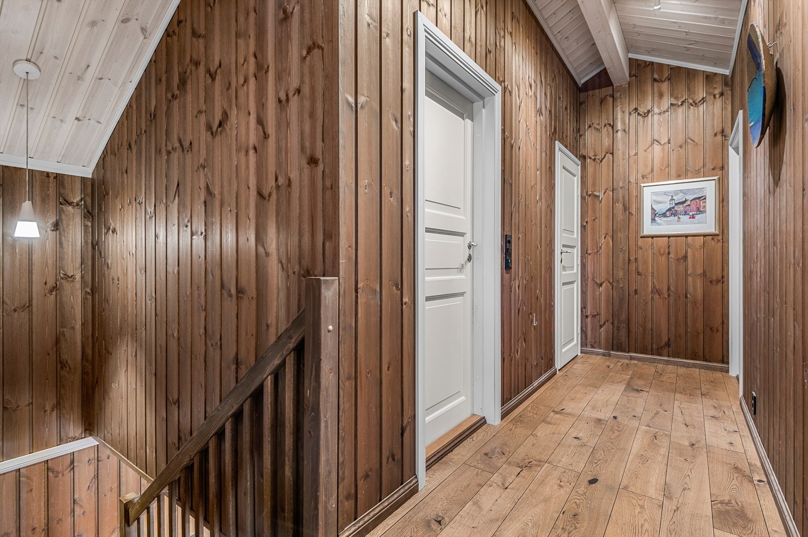 Hytta andre plan består av gang, 4 stk. soverom, loftstue og baderom Galleribilde