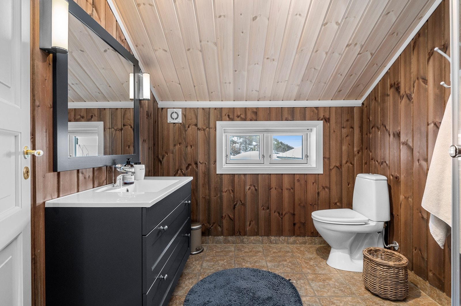 Bad i andre etasje har også behagelig gulvvarme Galleribilde