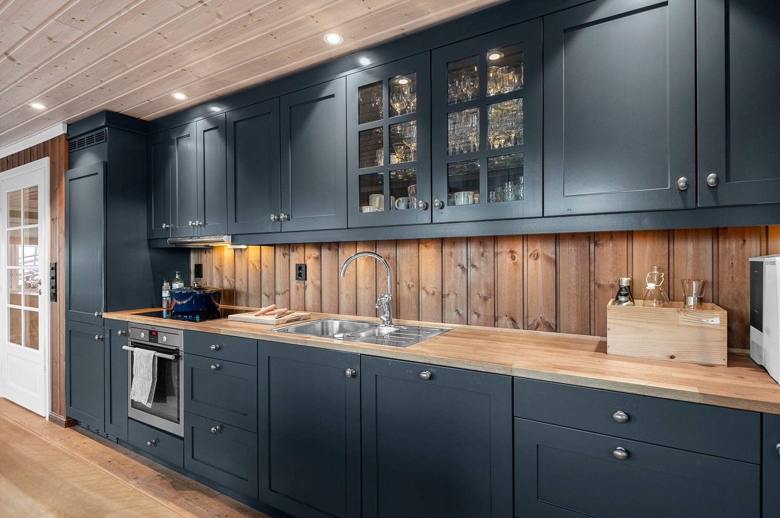 Det medfølger integrert hvitevarer som kombiskap kjøl/frys, oppvaskmaskin, stekeovn og platetopp med induksjon Galleribilde