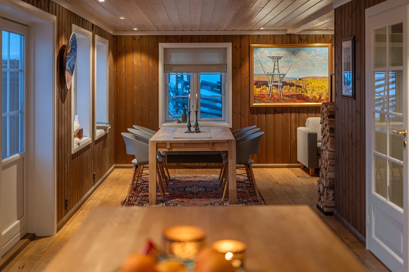 Her er det god plass til å samles rundt middagsbordet etter en lang dag ute i noe av det beste Norge har å by på av naturlandskap Galleribilde