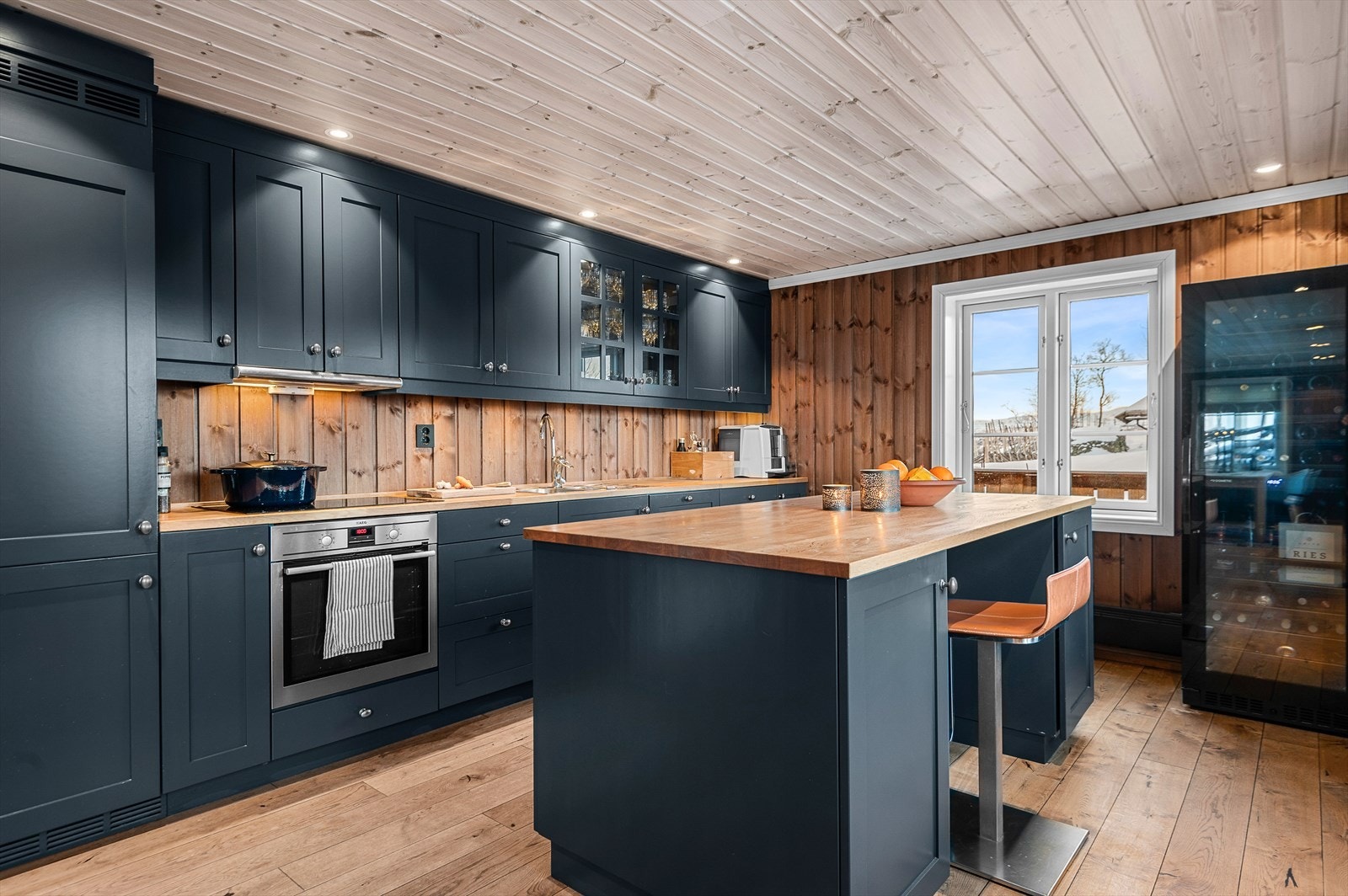 Kjøkken er levert av Rennebu snekkeri med profilerte fronter og benkeplate av heltre Galleribilde