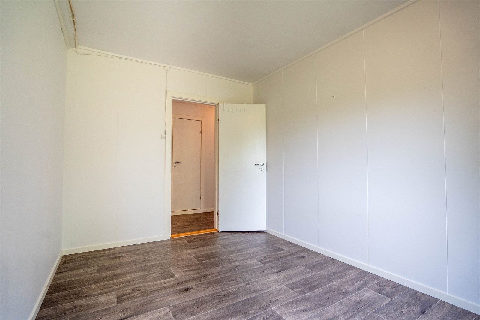 Soverom 3 sett mot gangsone og dør inn til bad Galleribilde