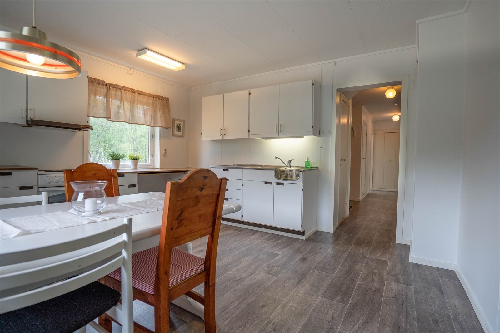 Kjøkkenet sett mot gangsone til soverommene og bad samt nedgang kjeller Galleribilde