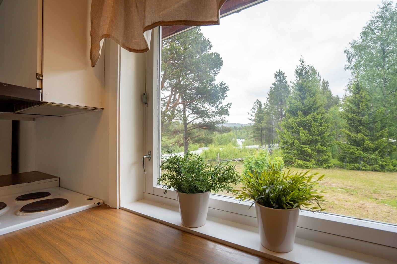 Lailafossen kan sees fra kjøkkenvindu. Galleribilde