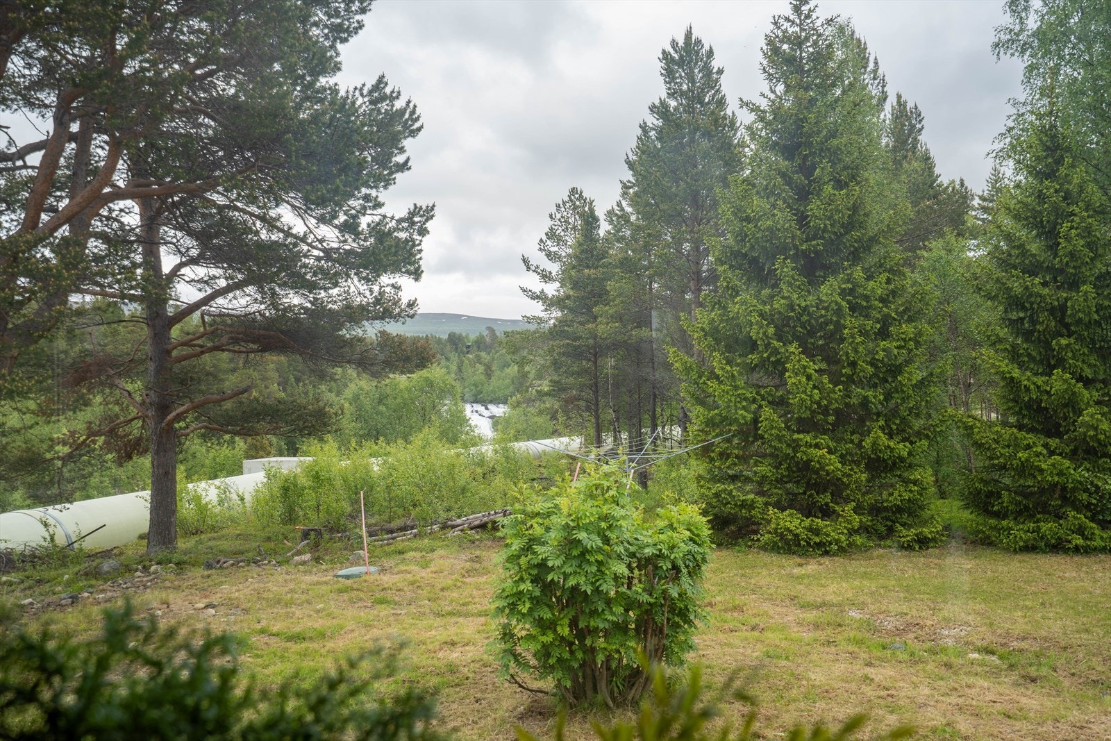 Utsikt mot Lailafossen fra kjøkkenvinduet og trapp inngang Galleribilde