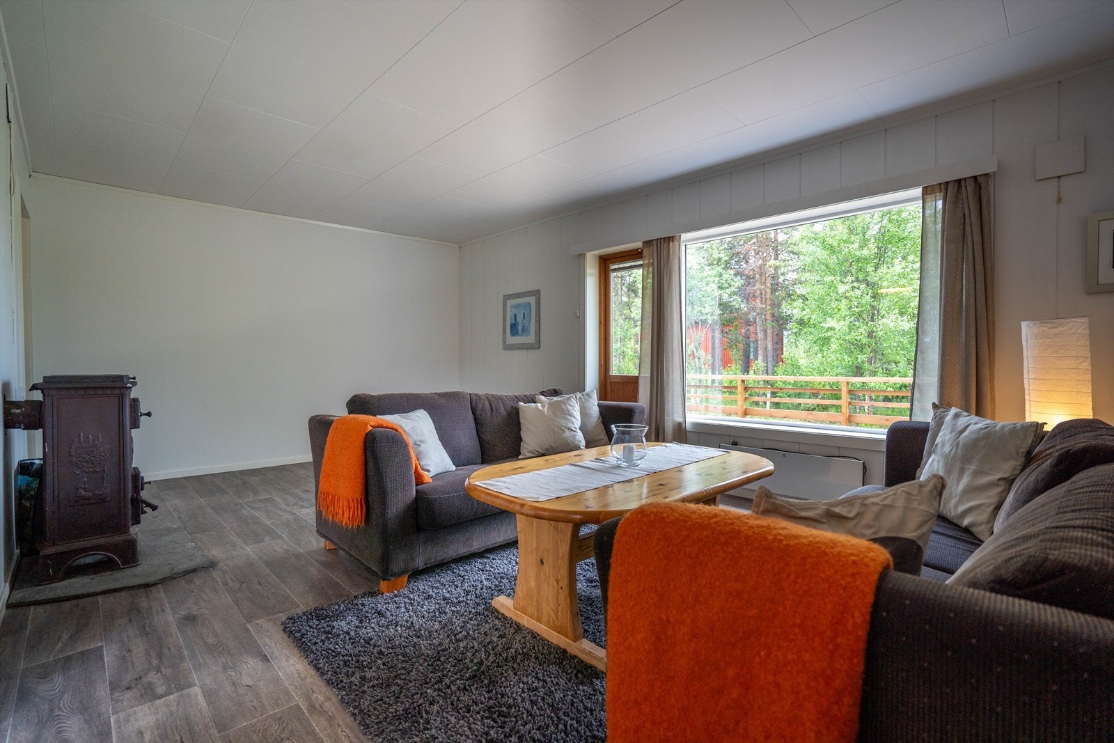 Stuen har god plass til sittegruppe Galleribilde
