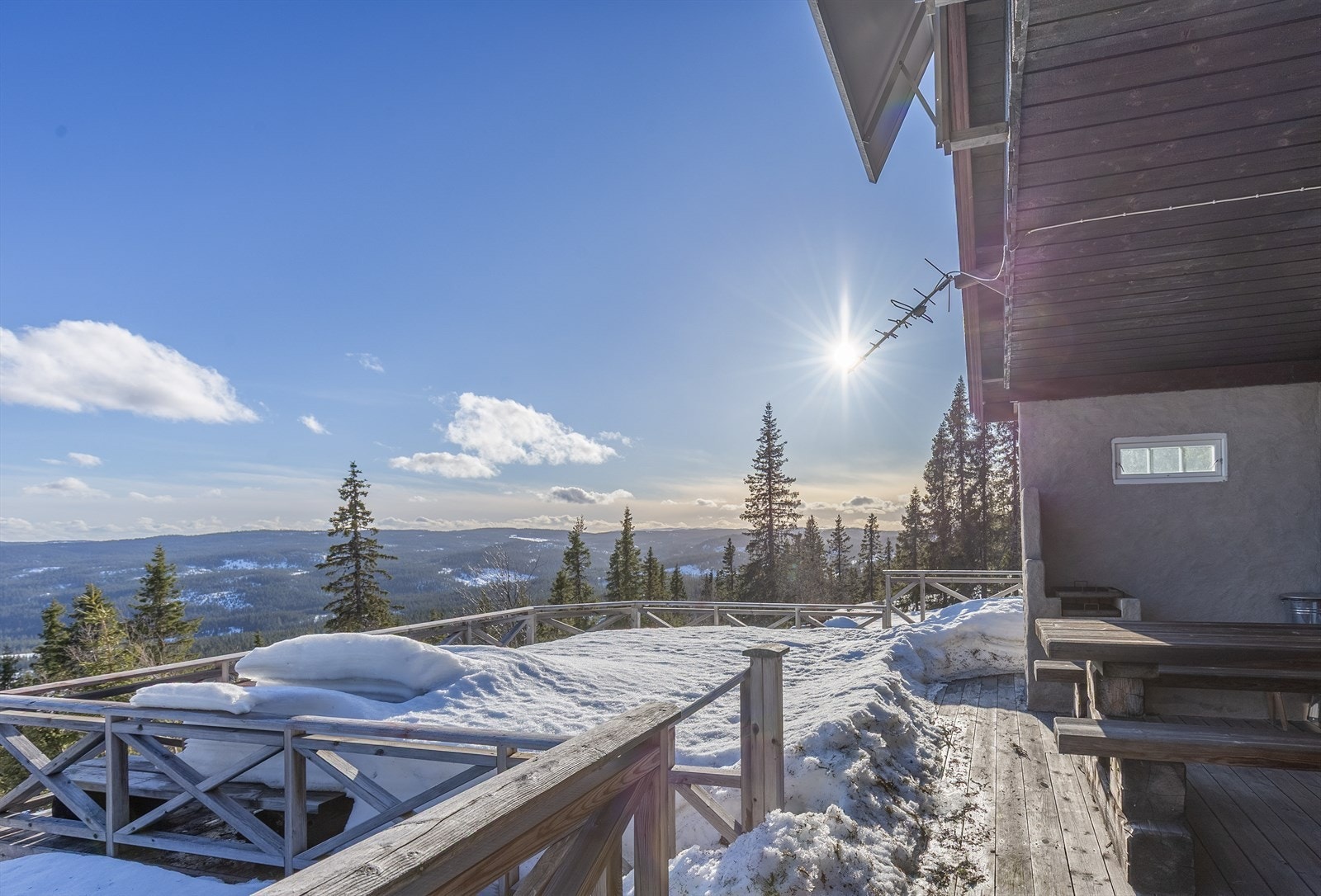 Stor og solfylt terrasse med flere platåer. (foto: oah-o) Galleribilde