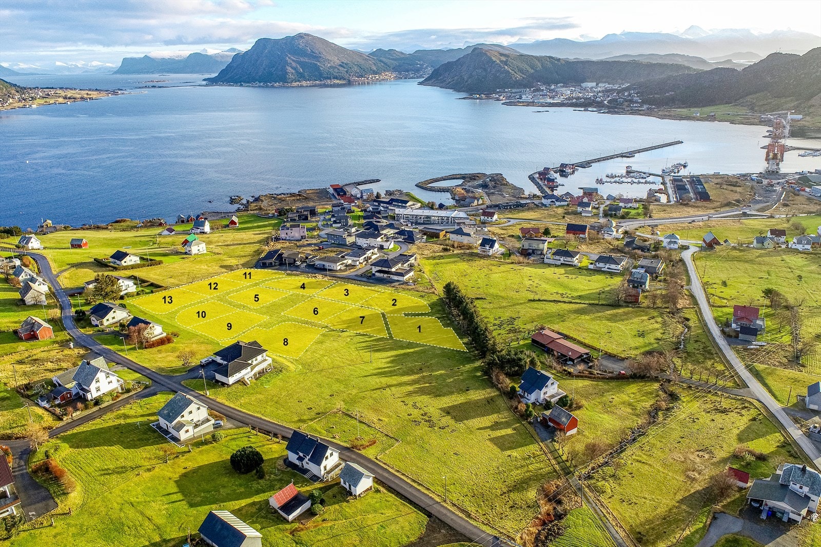Tomtene har en meget fin beliggenhet på Teige på Kvalsund, som en forlengelse av Teigelia | Foto: Blåtind fotografikk Galleribilde