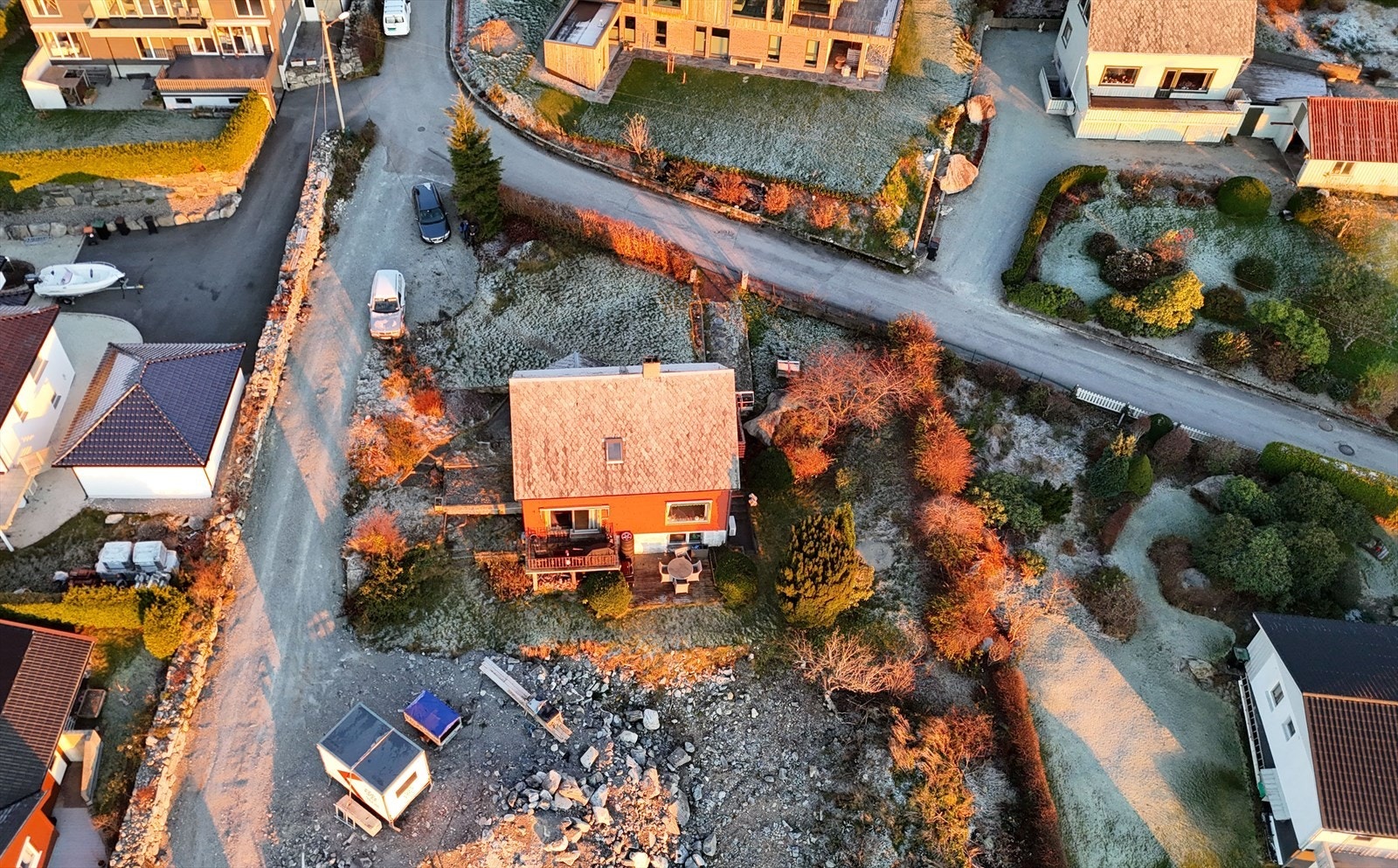 Eiendommen har flott utsikt og kjempegode solforhold fra tidlig morgen til sent på kveld Galleribilde