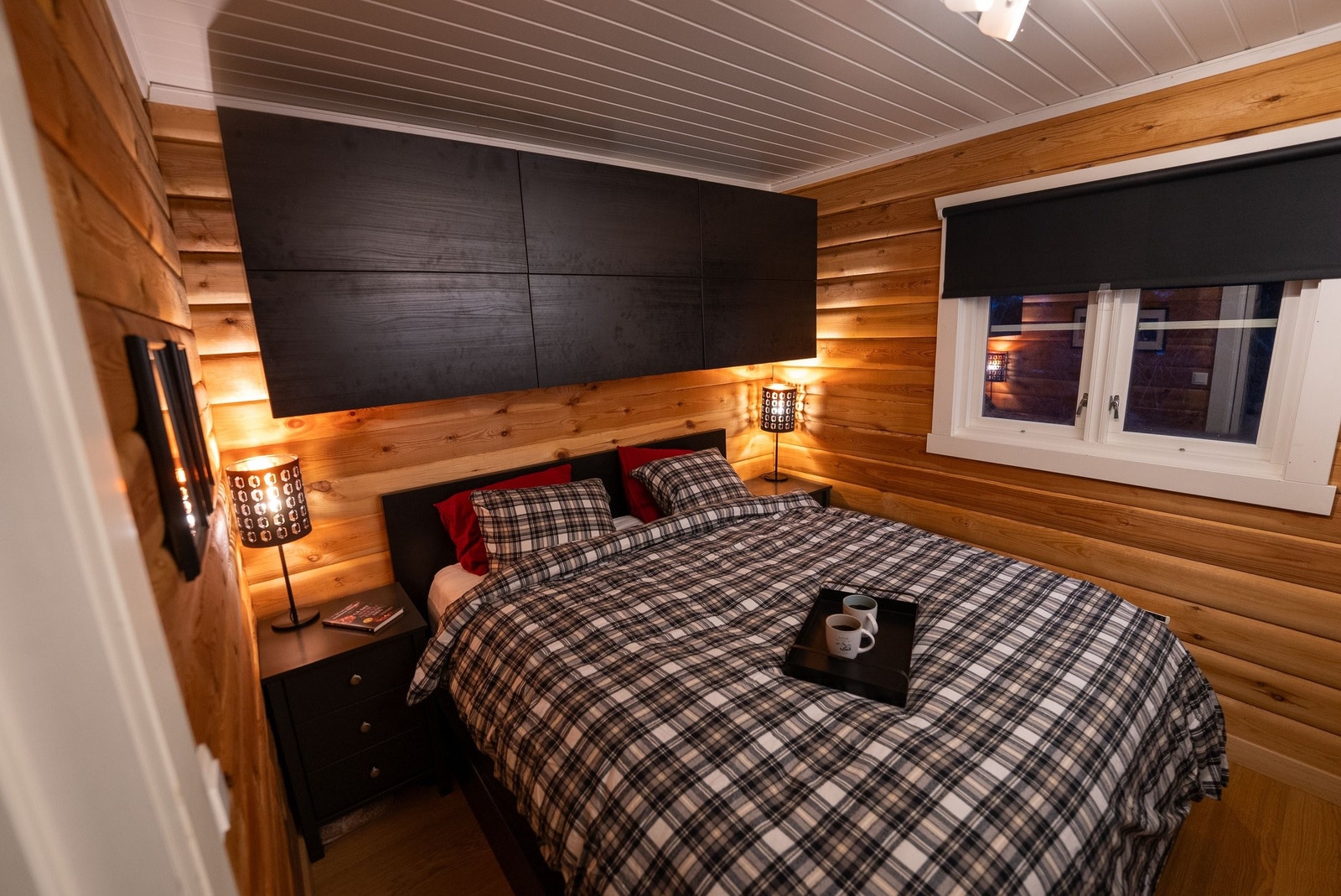 Hovedsoverommet har godt med oppbevaringsplass Galleribilde